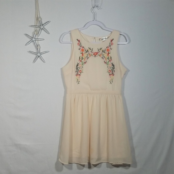 Mimi Chica Dresses & Skirts - Mimi Chica A line Party Dress Creme Size M Embroidered